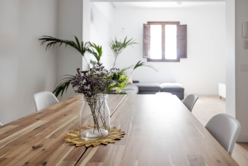 Mesa de comedor abierto al salón