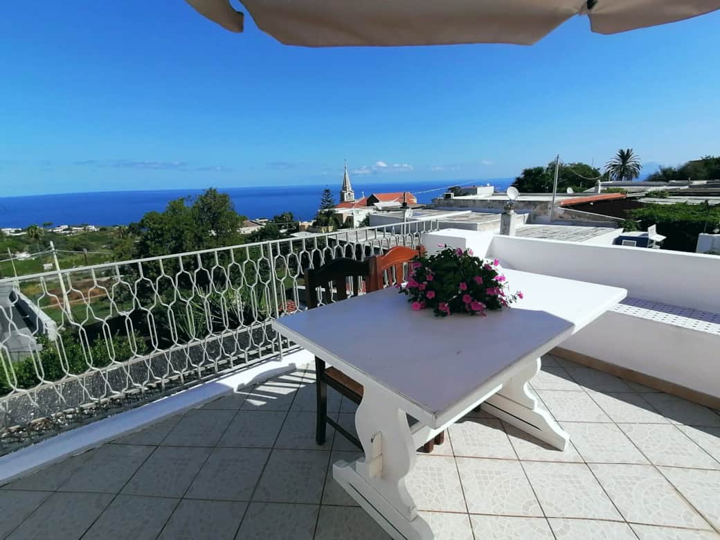 Terrazza panoramica di Casa Zagami a Malfa, isola di Salina, attrezzata con tavolo vista mare