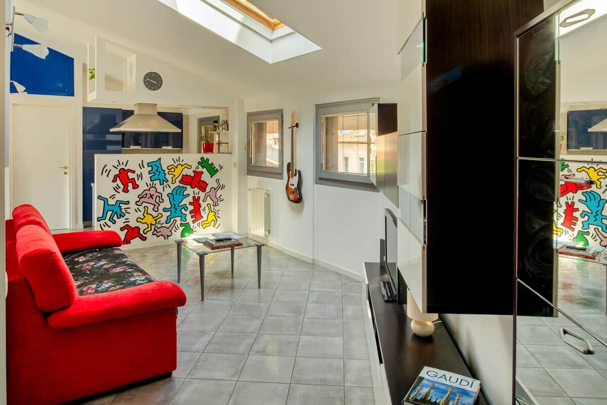 Rilassati nell'ampia zona living: un comodo divano ti aspetta per guardare la TV o navigare senza limiti grazie alla connessione Wi-Fi ad alta velocità