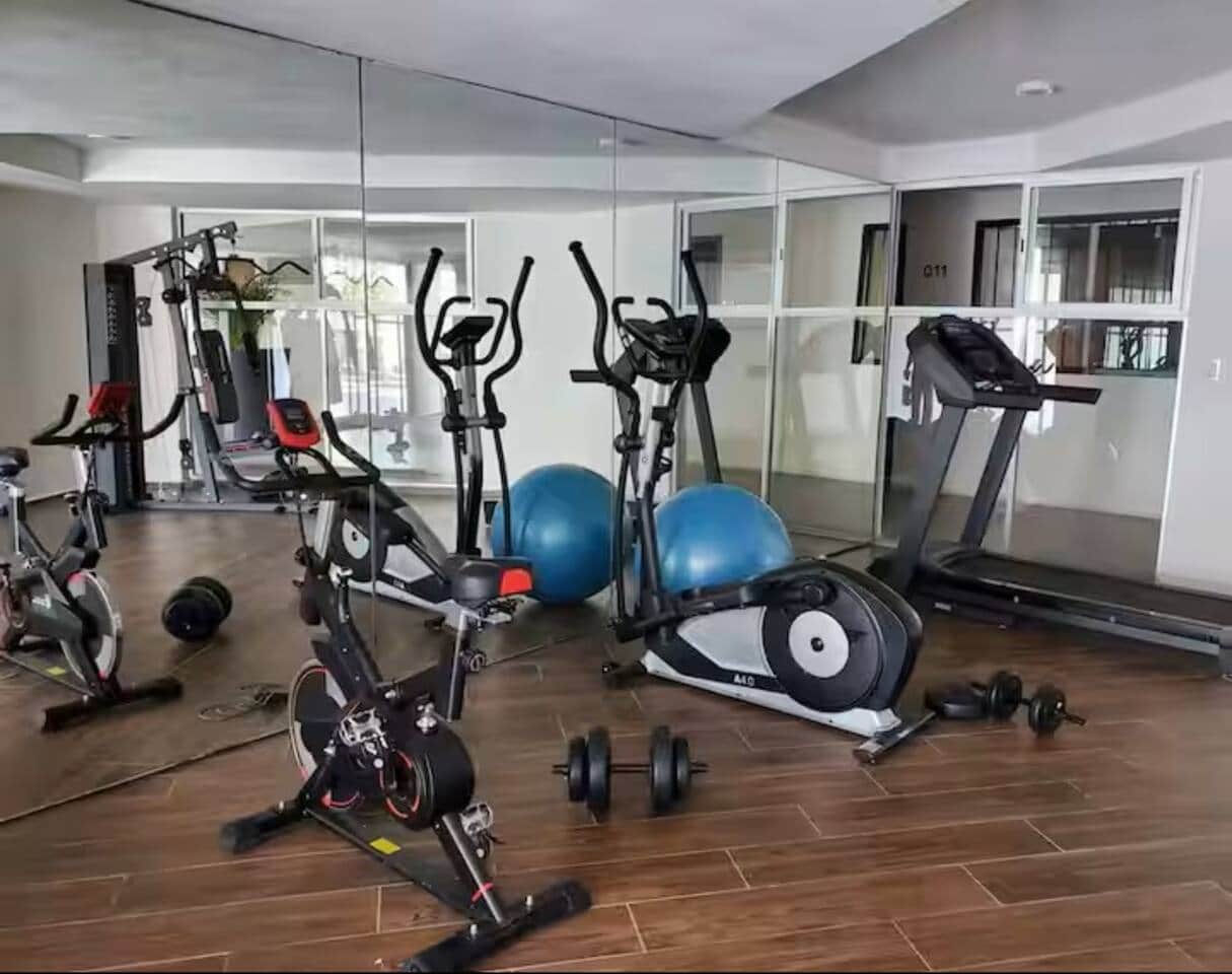 El Gimnasio, un area compartida del edificio, se encuentra justo debajo de nostros, puedes acceder a el a través del elevador a escasos 10 pasos o por las escaleras. 
