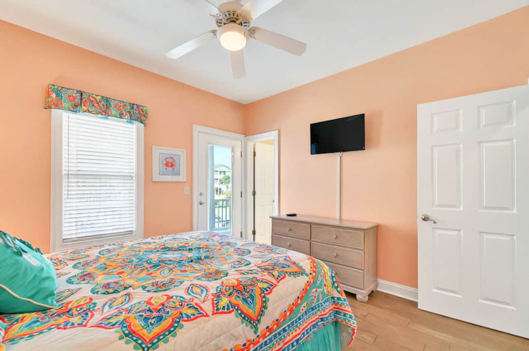 Queen bedroom on 1st floor with en suite bathroom