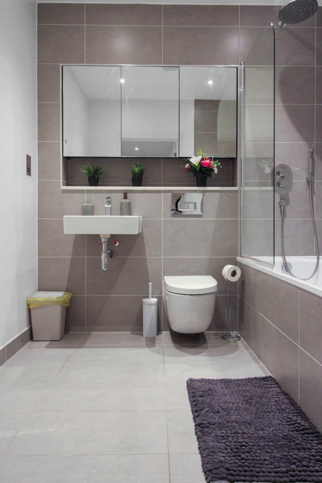 Main Bathroom Main Bathroom