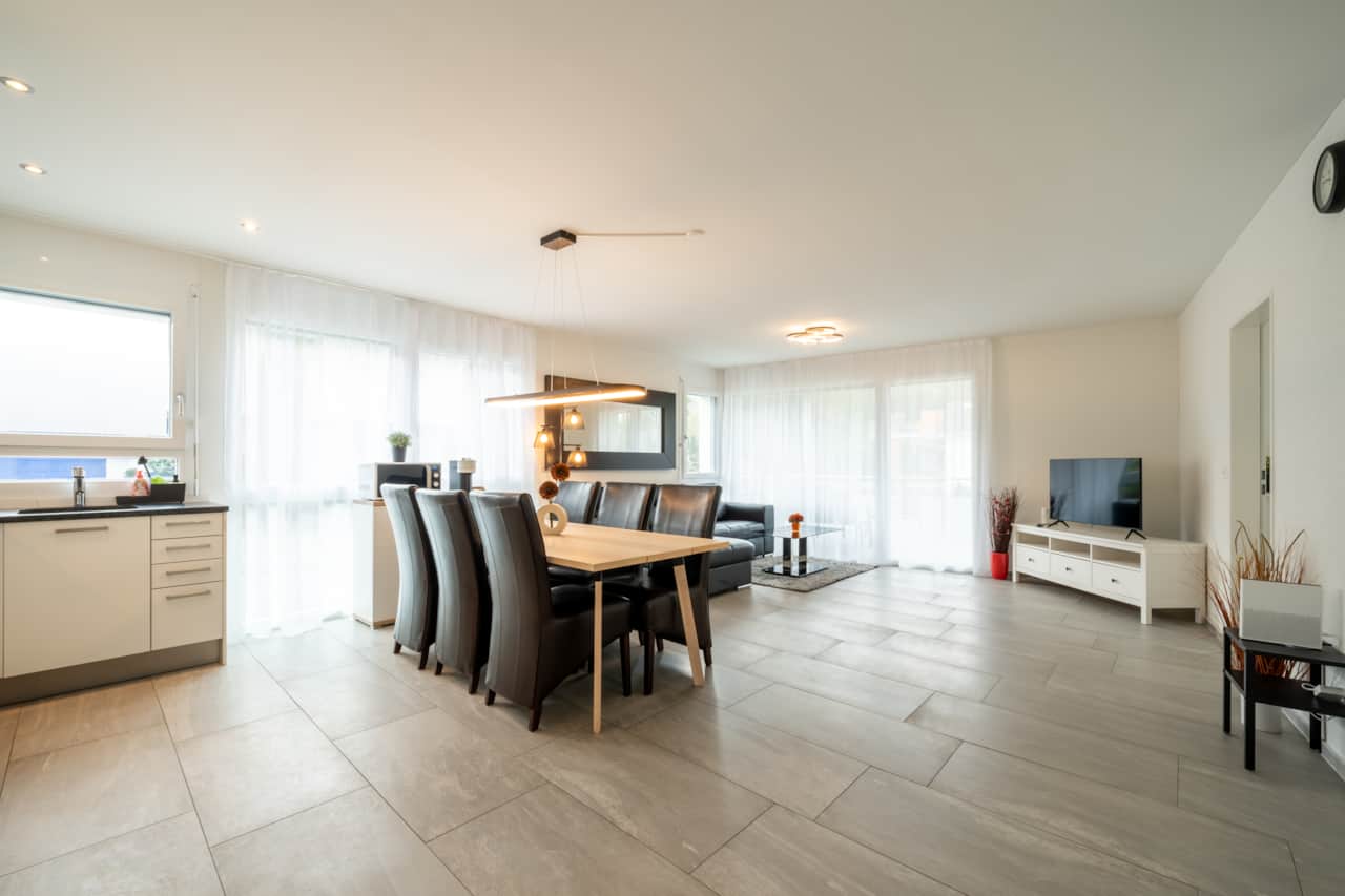Swiss Suites Safenwil 1OG — dining table
