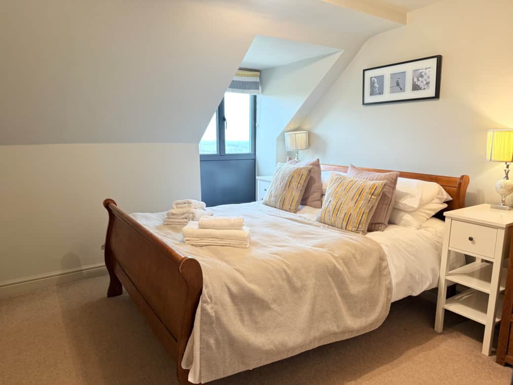 Clover Bedroom 1 - Fixed double bed
