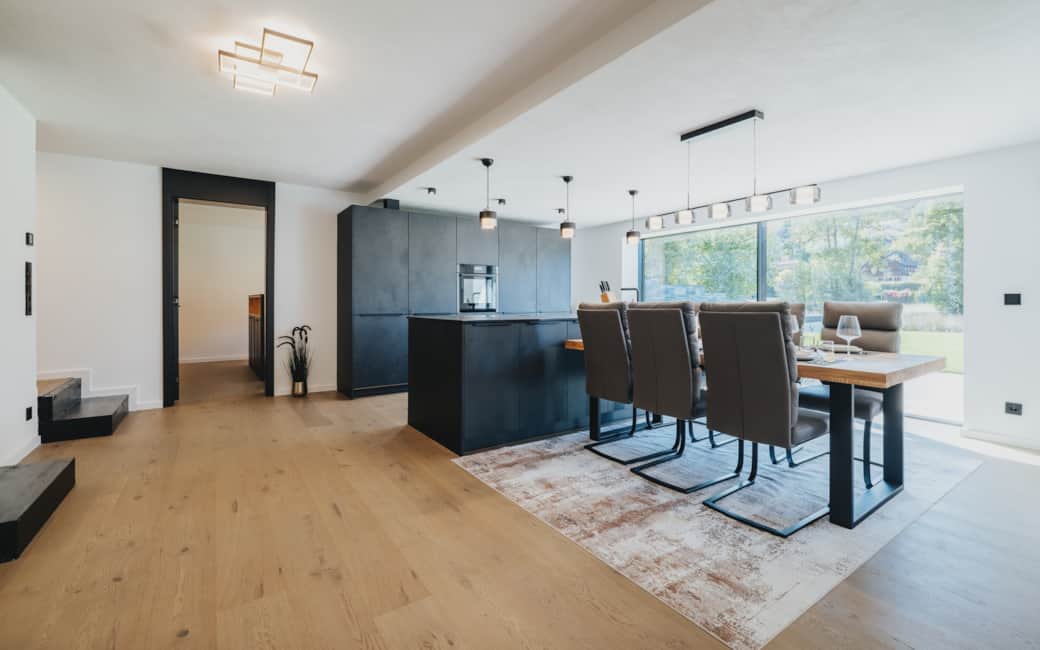 Eleganter Essbereich mit Zugang zur Terrasse