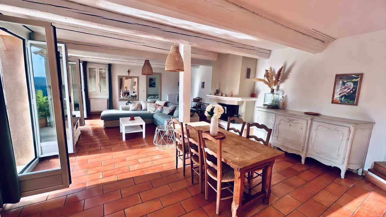 Salle à manger lumineuse 