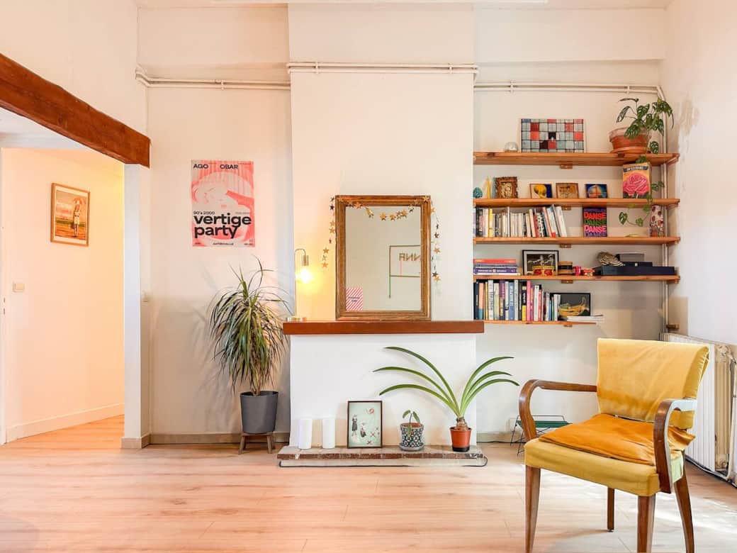 Salon avec bibliothèque