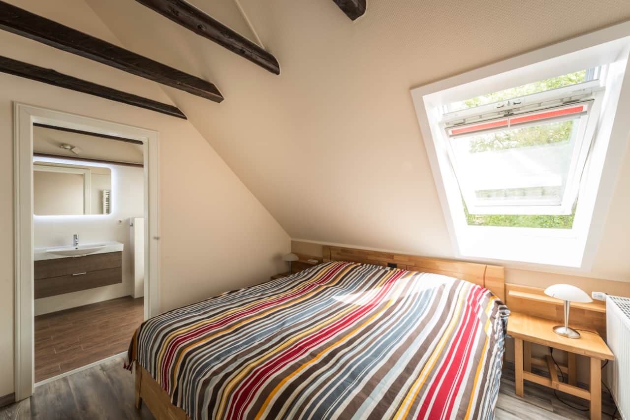 Schlafzimmer mit großem Bett und einem Blick zu den Sternen