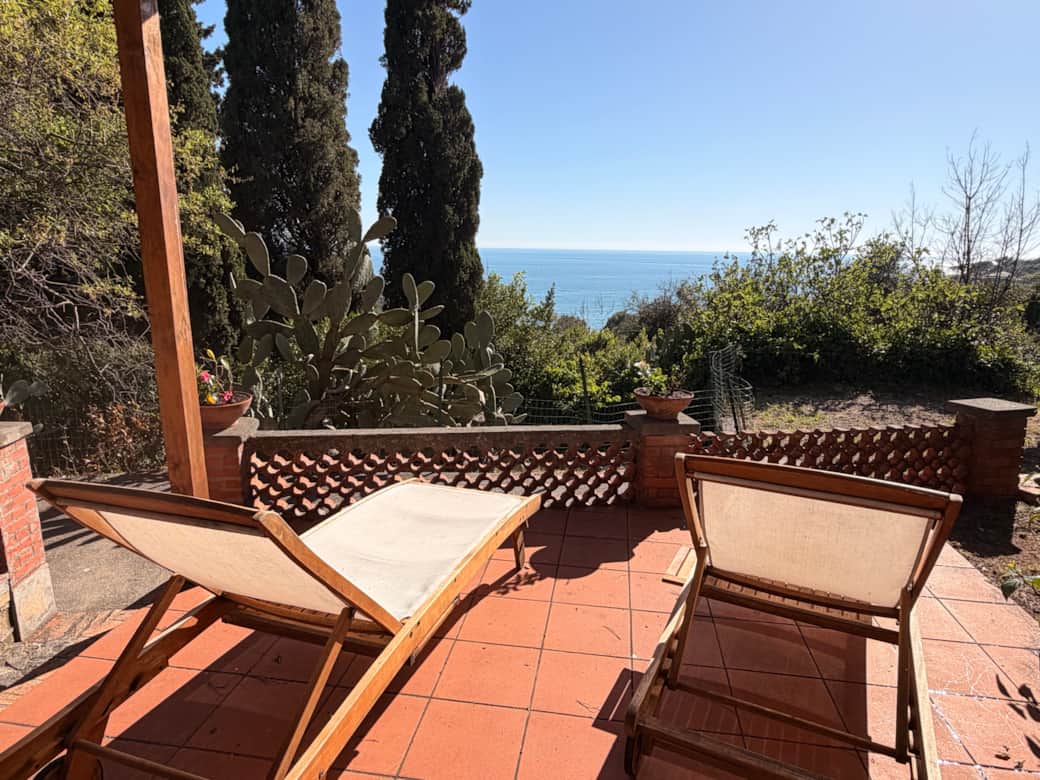 Terraza panorámica privada de Casa Ibiscus con barbacoa y vistas a la Riviera de Ulises, cerca de Gaeta.