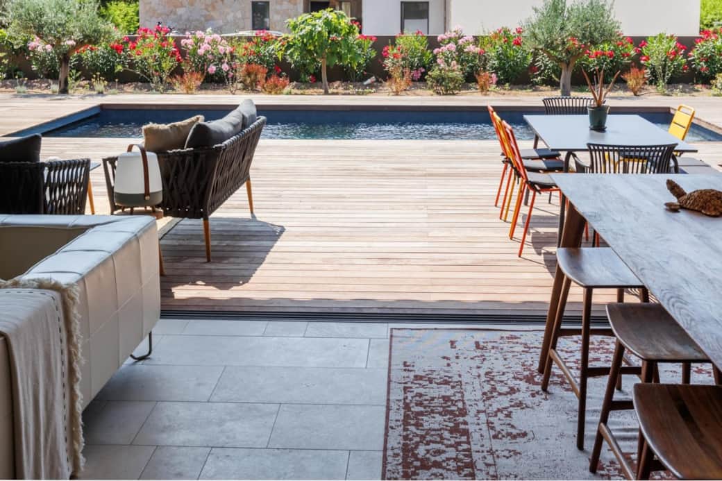 Terrasse aménagée pour vos déjeuners et dîners en plein air