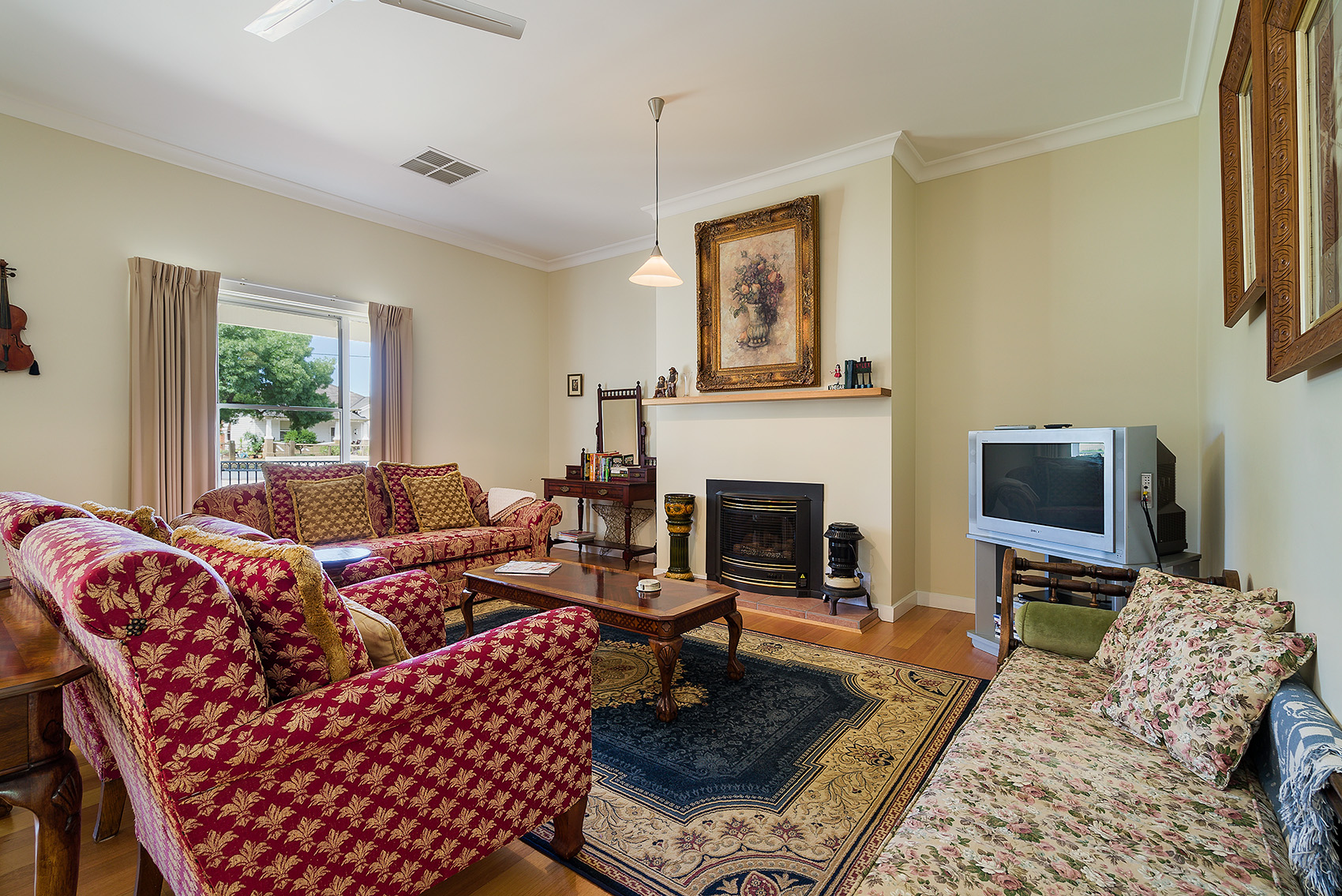 Spacious Lounge Great for Groups