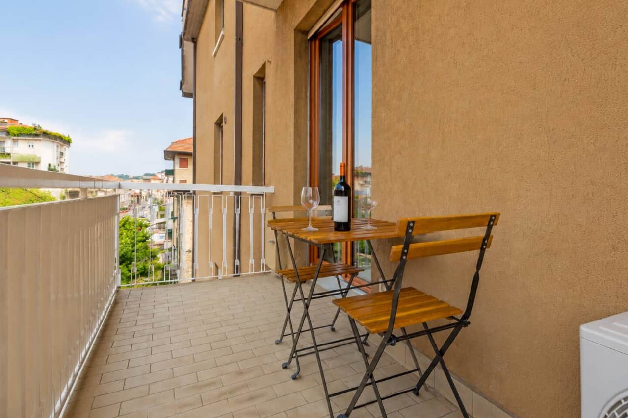 Balcone con tavolino e sedie dove gustarsi un bel bicchiere di vino con vista aperta sulla città
