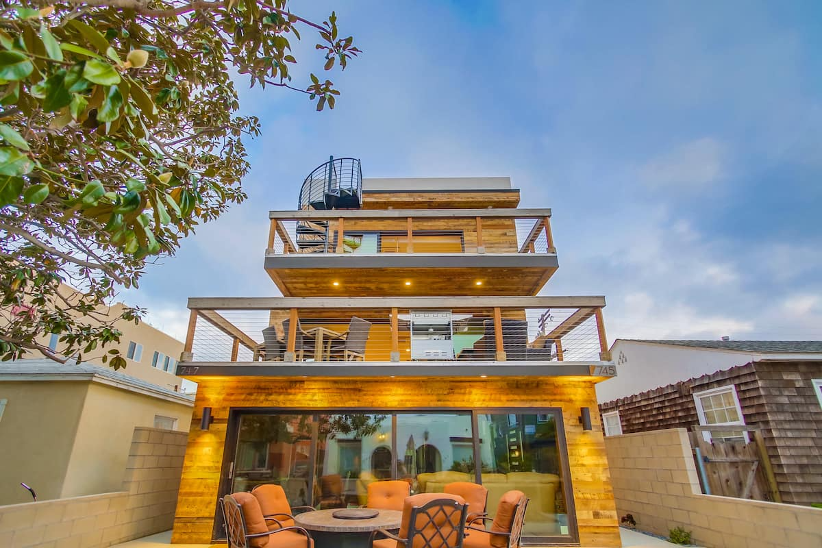 3- Level Unit Close to Beach