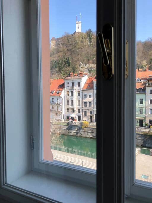 Vista sul fiume Ljubljanica e sul castello