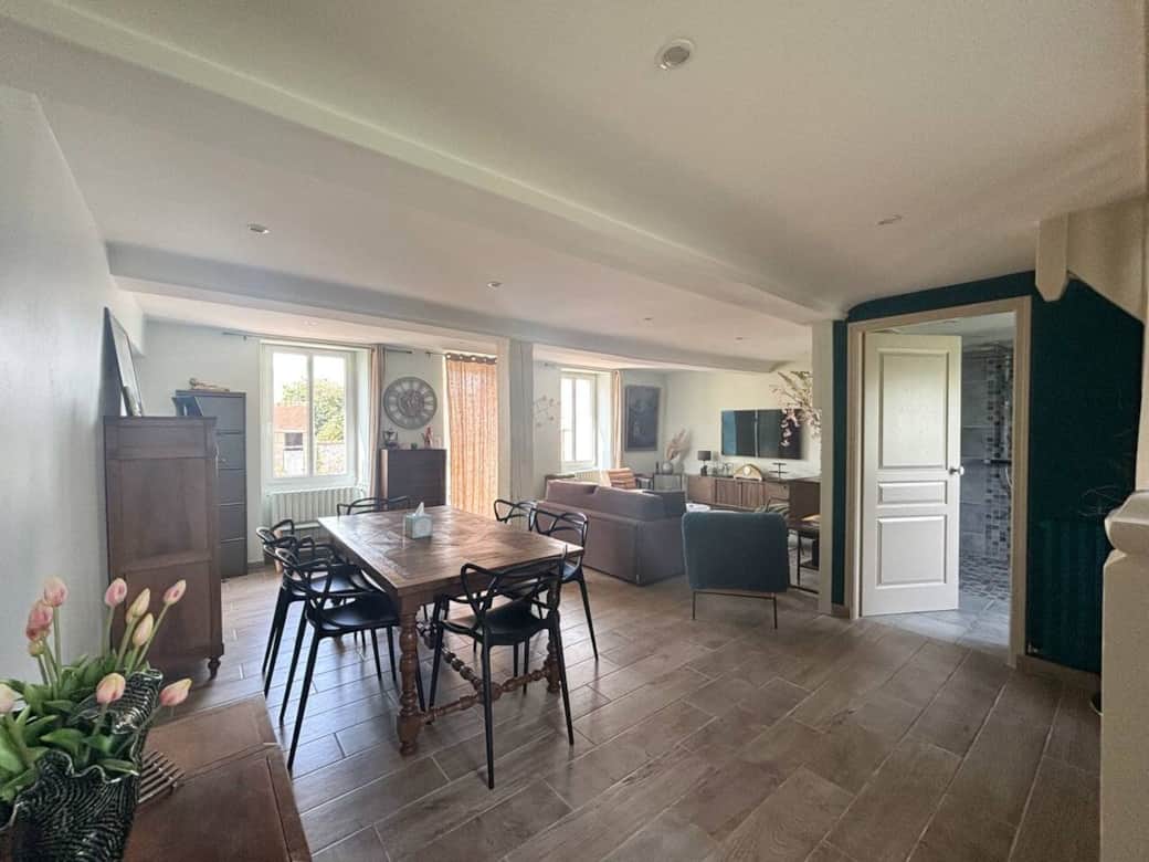 Salle à manger dans l'espace de vie avec le salon
Table à manger pouvant accueillir 9 personnes