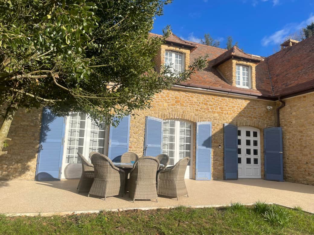Relaxing terrace area overlooking Maison Sérénité gardens