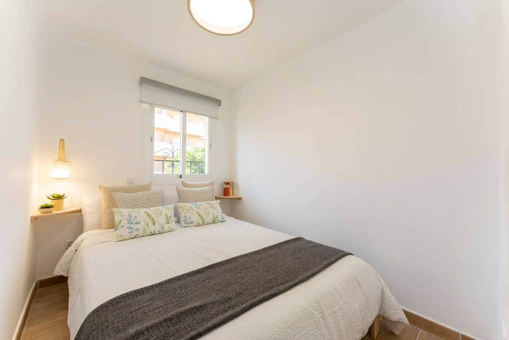 Dormitorio principal con cama de 140 cm
