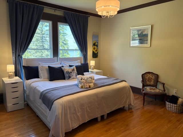 Ferland - Master Bedroom - King w: Two Trundle Beds underneath