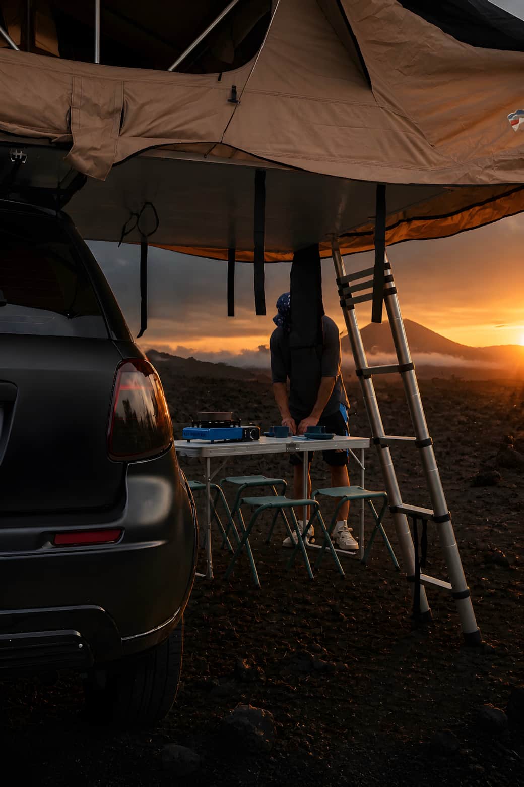 Notre véhicule aménagé face aux paysages uniques du massif du Piton de la Fournaise