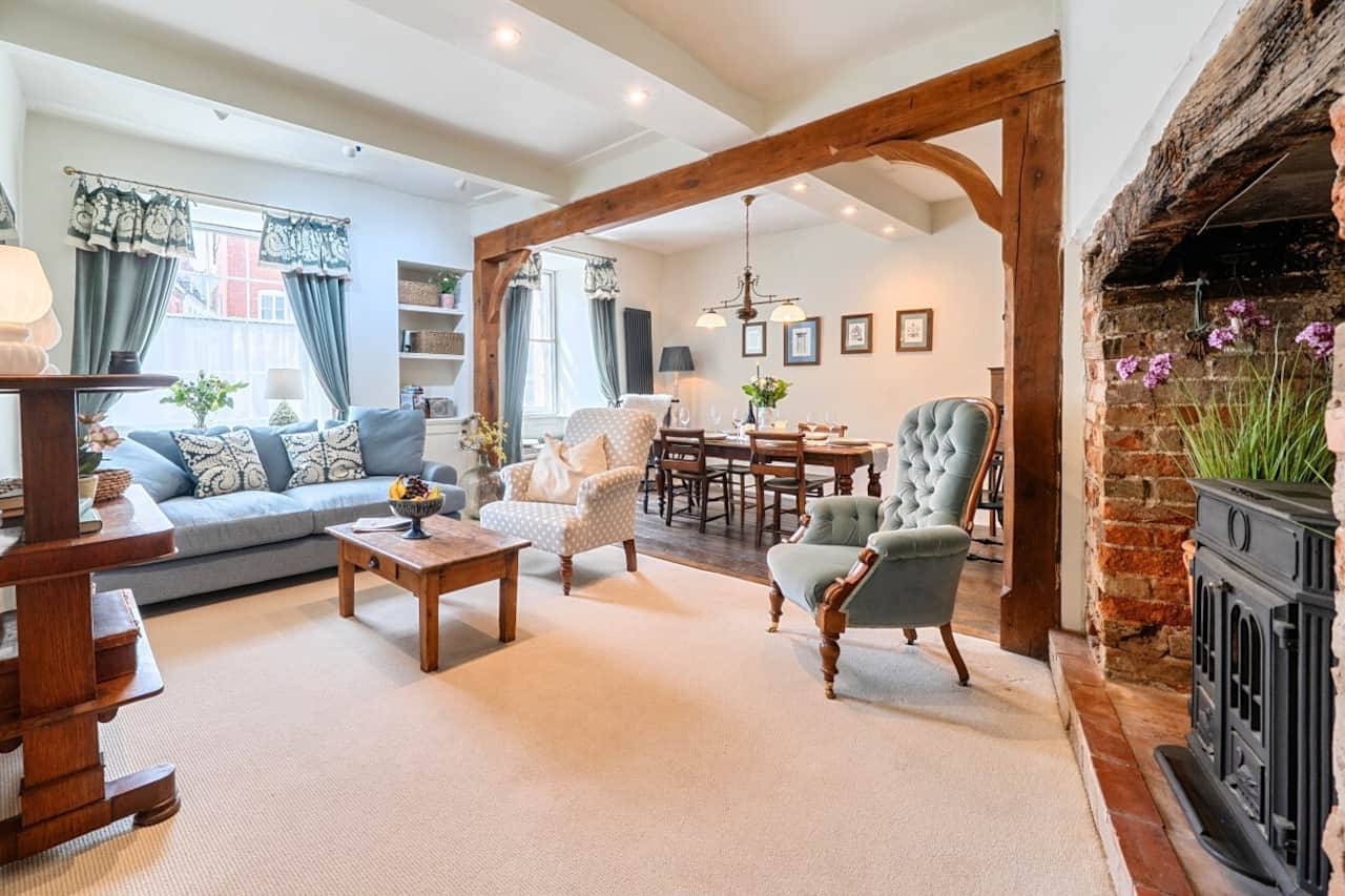 Bright and comfortable living & dining room