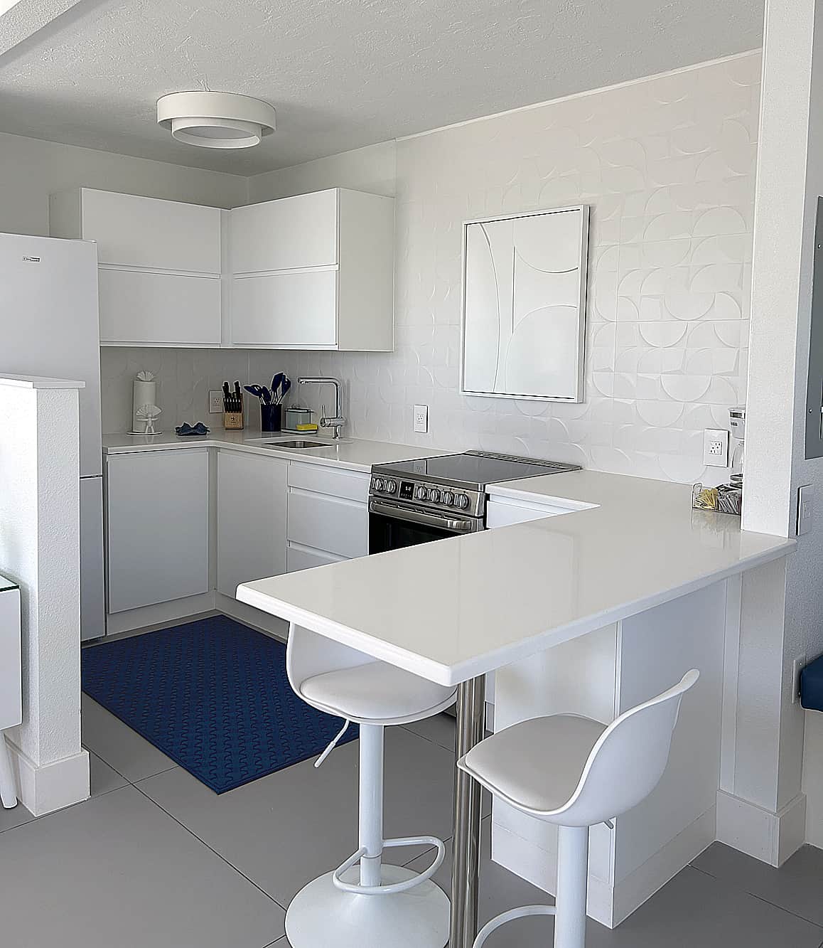 Unit #10- Gorgeous kitchen stocked with everything you need to cook and serve meals.