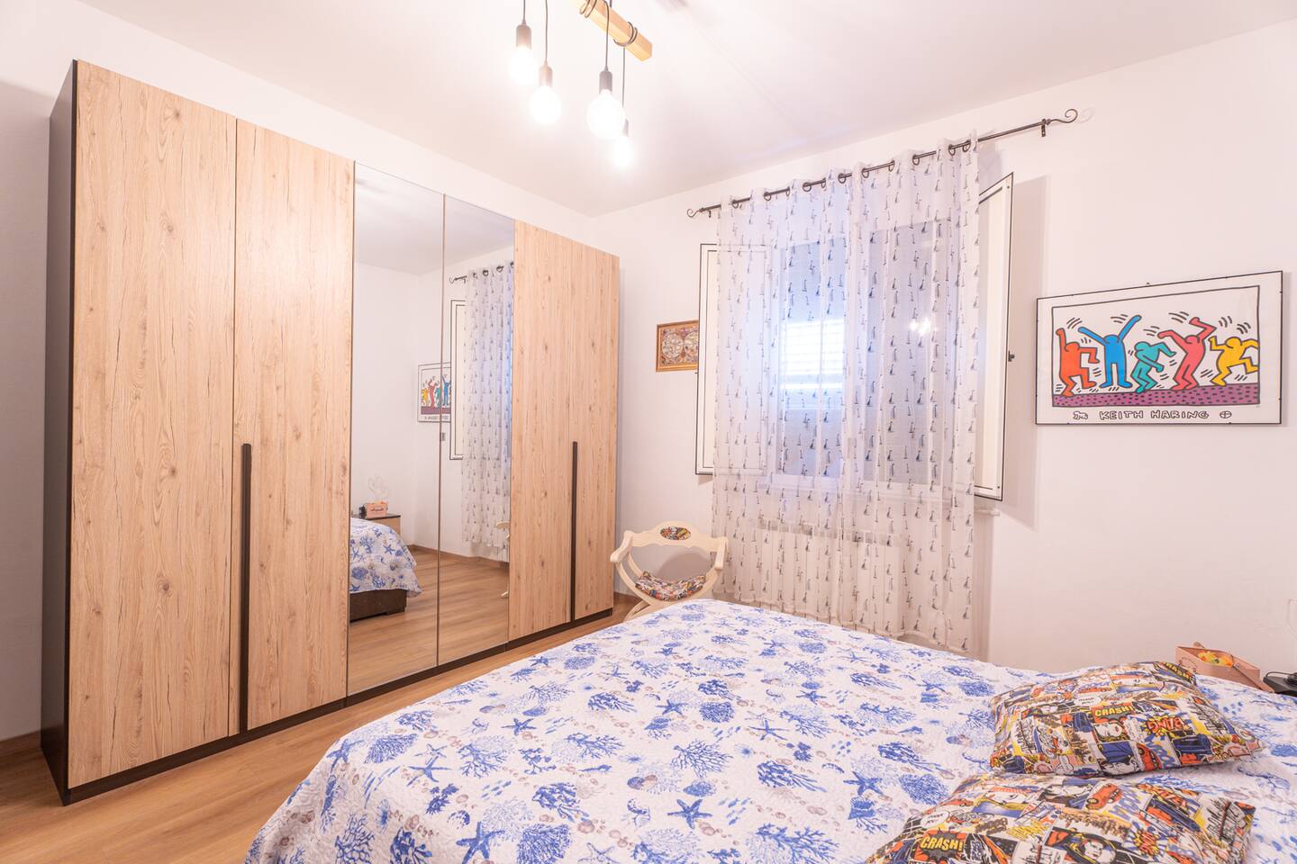 Camera da letto matrimoniale con ampi armadi