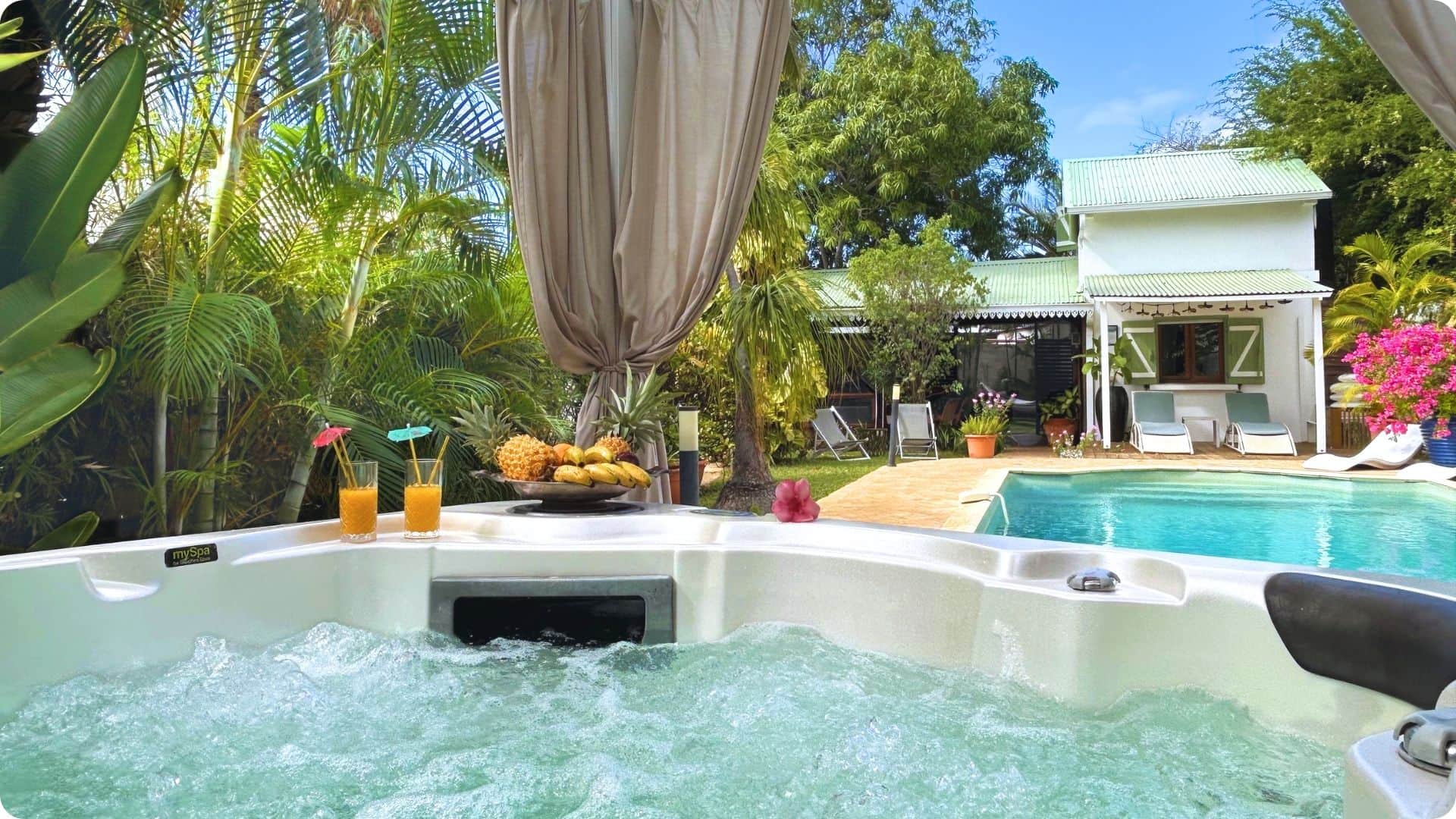 Jacuzzi et piscine dans jardin tropical de la villa bord de mer La Varangue à l'Etang Salé les Bains - Les Villas Emmanuel