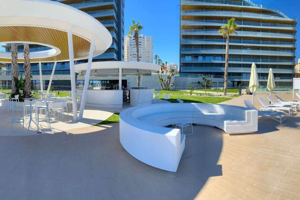Panorámica zona chill out en área piscina infinity view