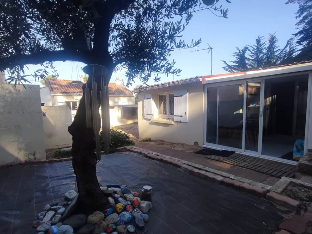Maison Fromentine, jardin, olivier, terrasse, baie vitrée, extérieur, résidentiel, cour, Vendée, côte atlantique, vacances, immobilier Fromentine.