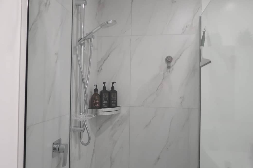 Shower (hot & cold), body wash, shampoo & conditioner provided 