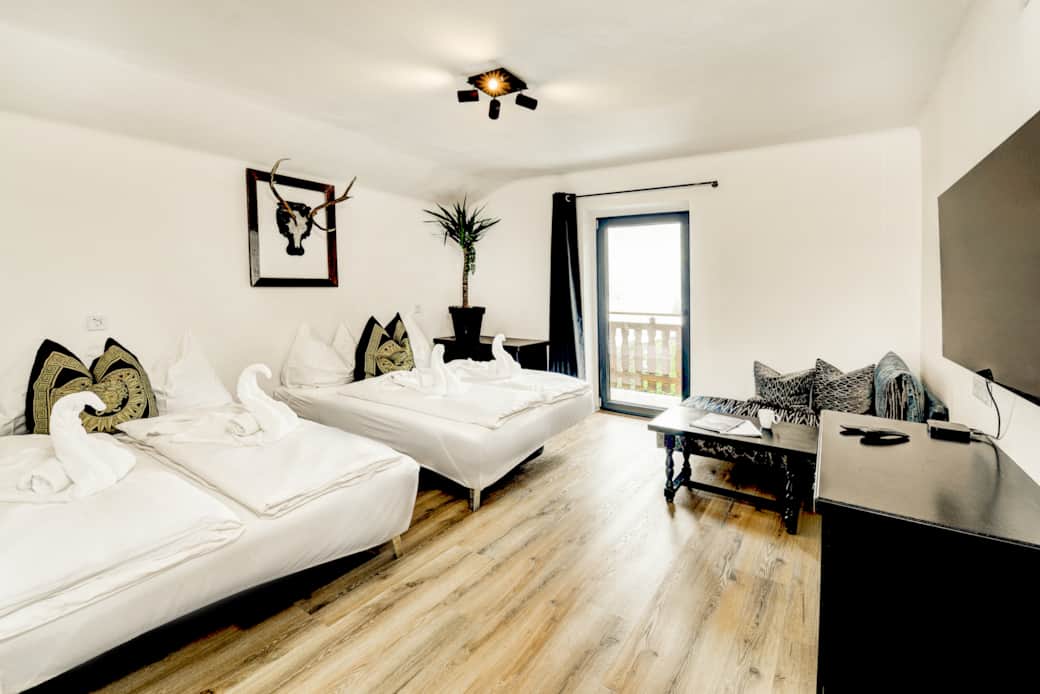 Wohnzimmer mit zwei Schlafsofas und Fernseher – Panoramablick – Ferienhaus Das Bergnest Wohnzimmer mit zwei Schlafsofas und Fernseher – Panoramablick – Ferienhaus Das Bergnest