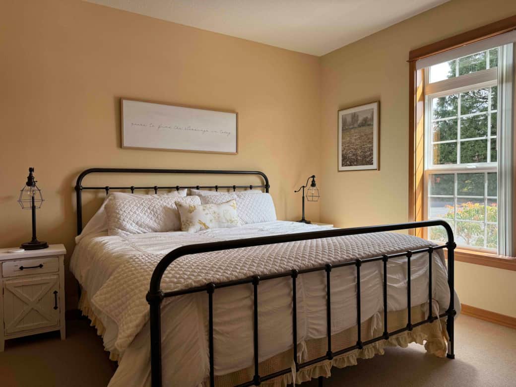 Bedroom 2 (king bed)