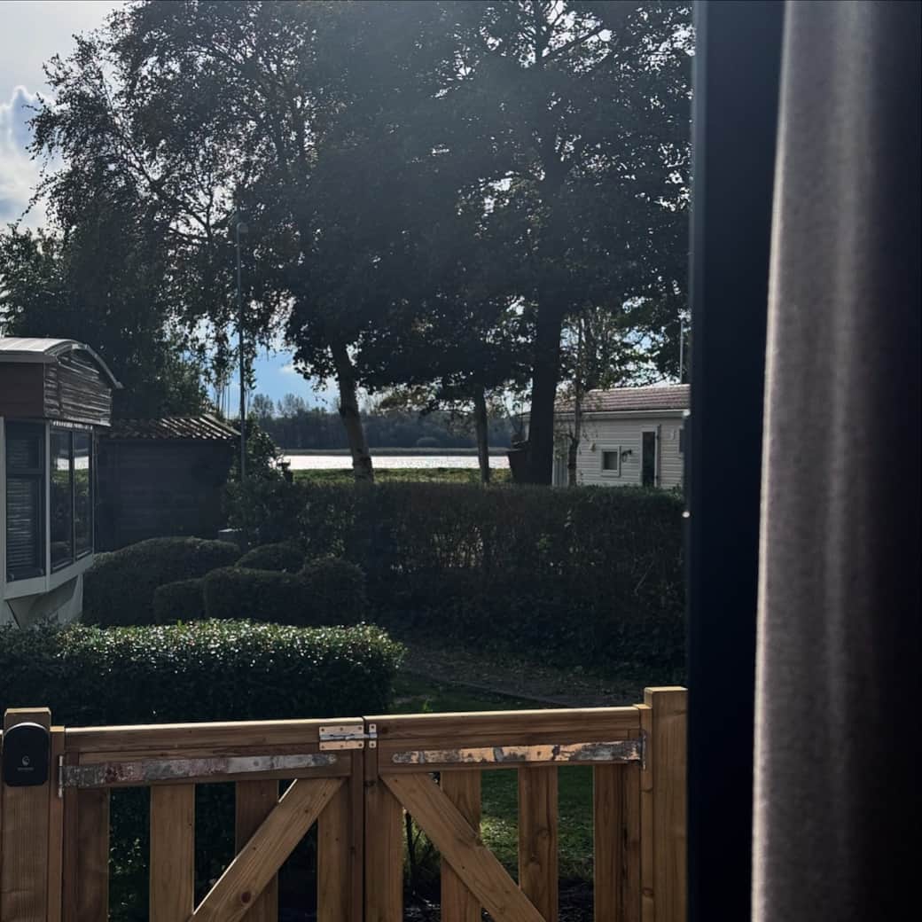 Ausblick von Terrasse und Küchentisch auf das Lauwersmeer