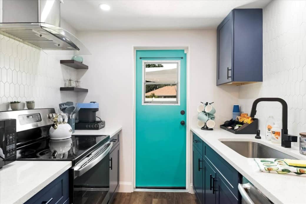 Full Kitchen – “Cook Like a Legend!”
Flip pancakes like Elvis, blend smoothies like Monroe, or bake cookies worthy of Lucille Ball!