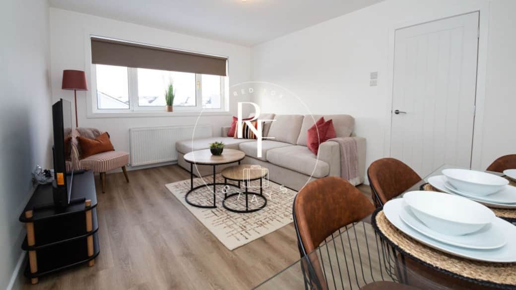 Lounge & Dining Area