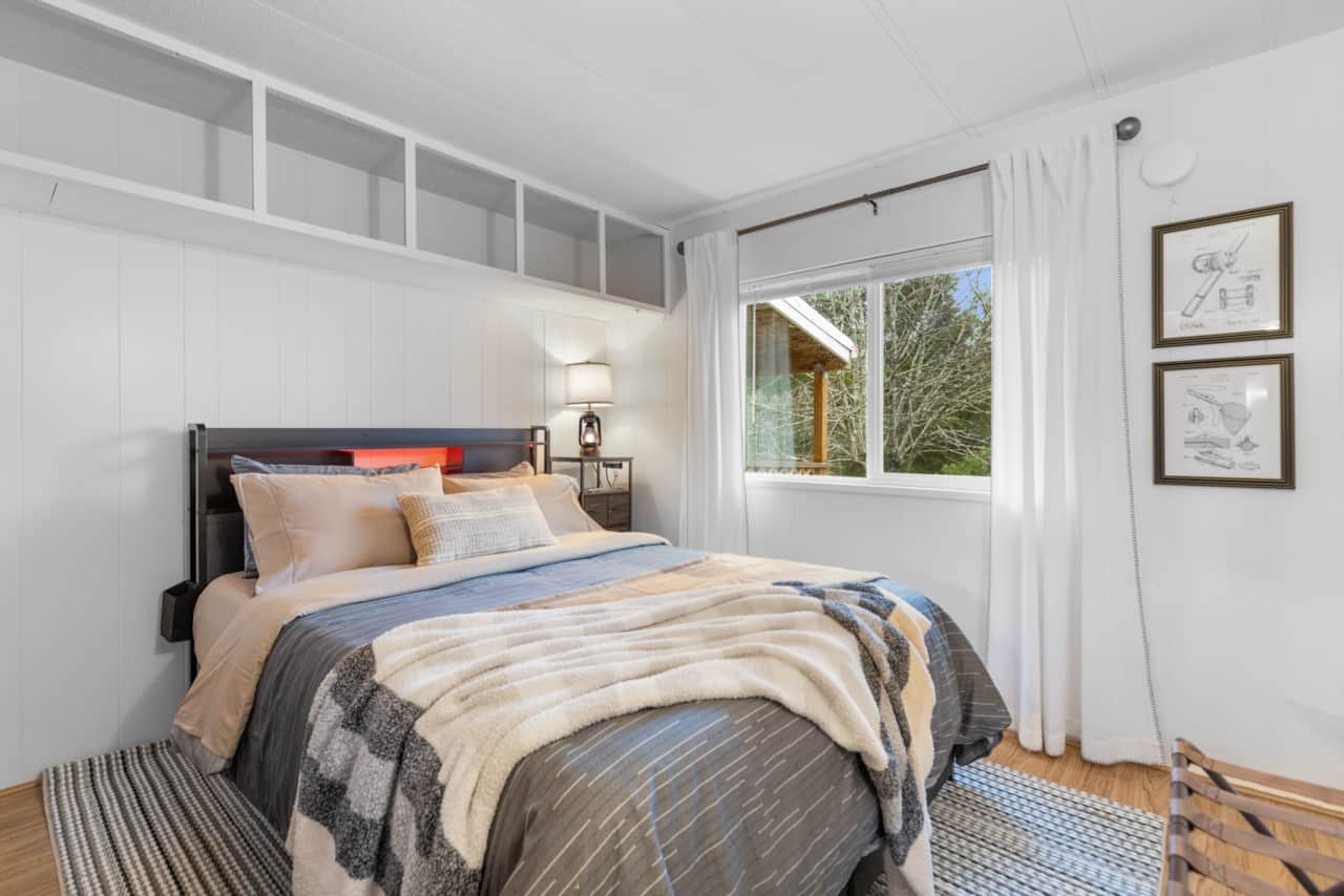 Comfy bedroom with queen bed