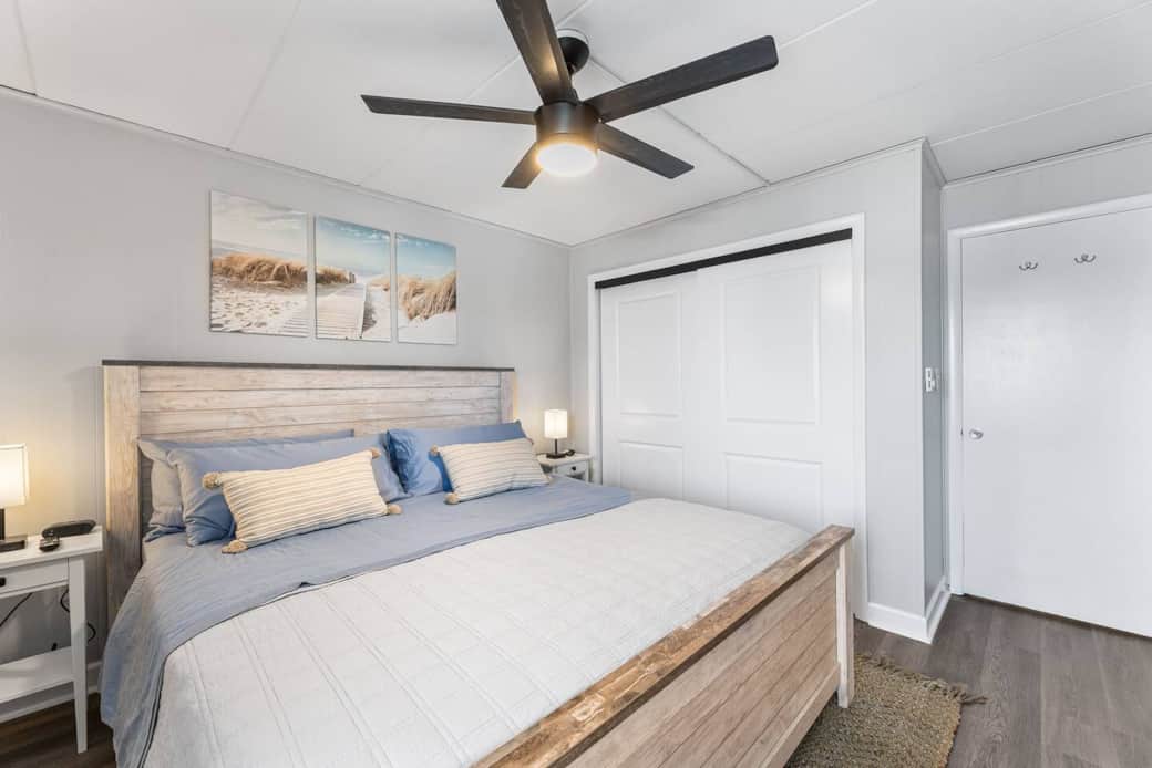 Soft and clean linens, calm tones, and total comfort after a day in the sun. Soft and clean linens, calm tones, and total comfort after a day in the sun.