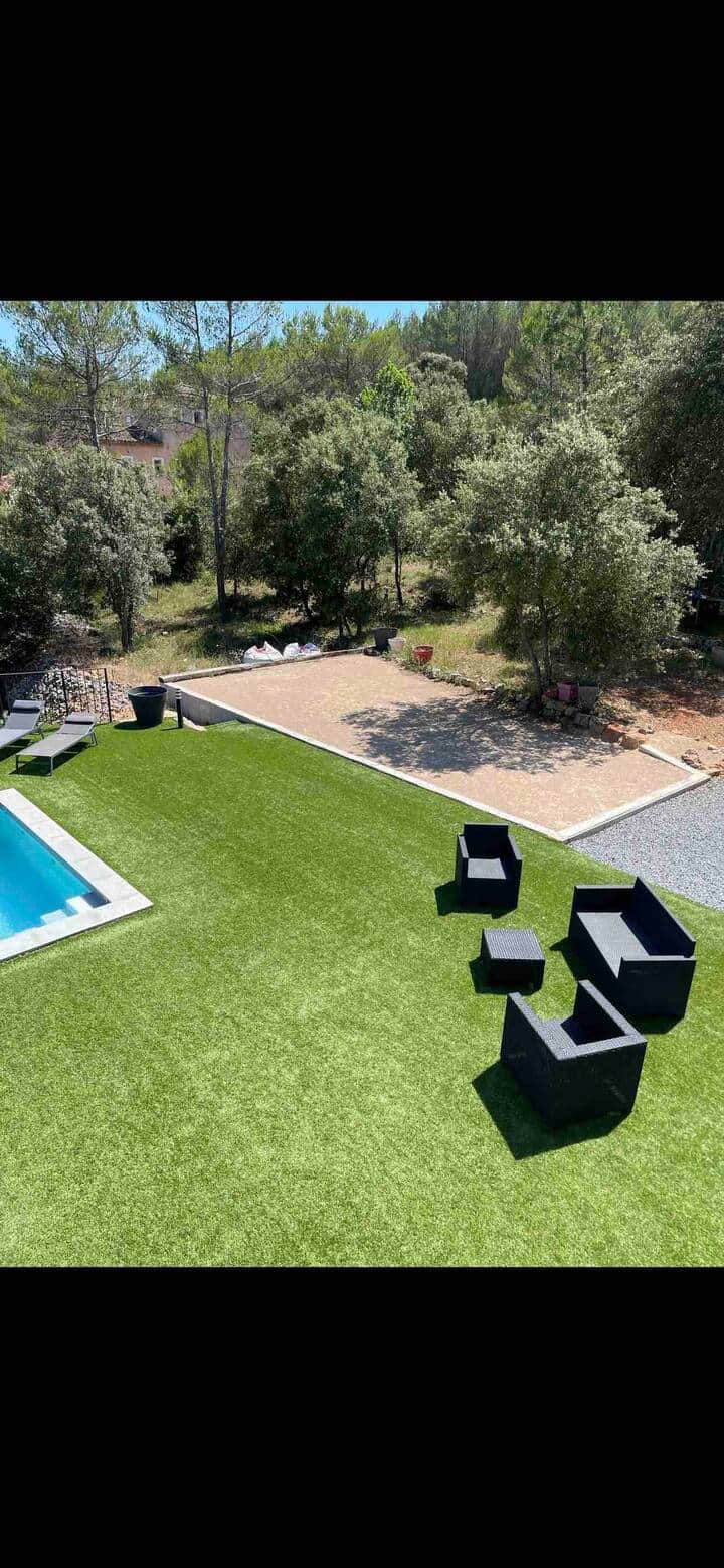 salon de jardin, piscine, boulodrome