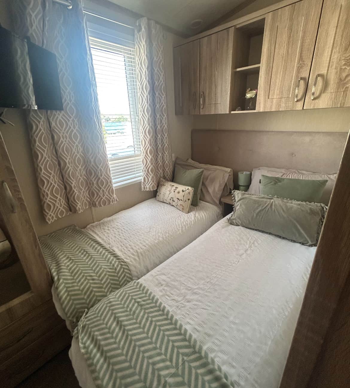 x2 twin rooms 1 with tv