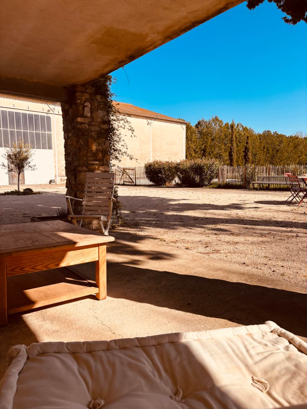 Maison poumo espace apero ombre gite