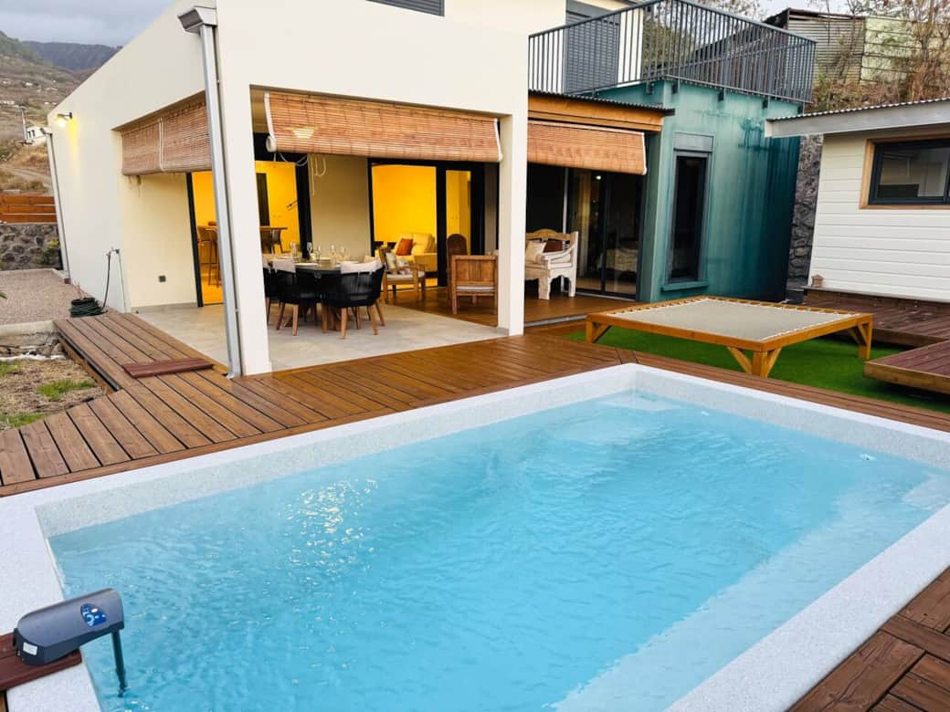 Espace extérieur avec ses terrasses et sa piscine 