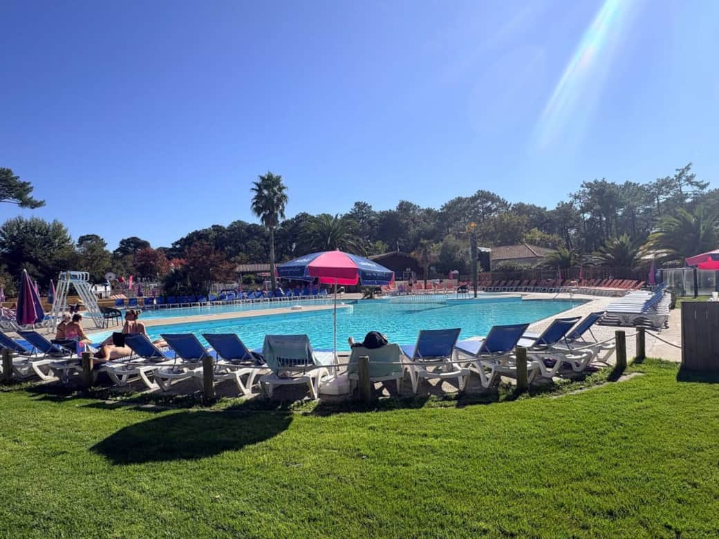 plage de transat à la piscine