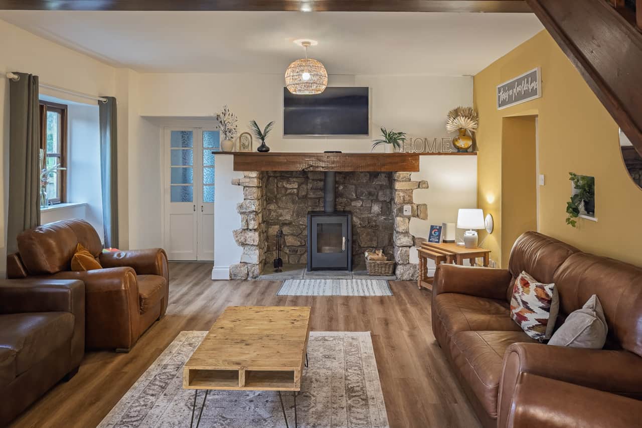 Living room with fireplace, log burner, tv + netflix, fast wifi, access to the garden & kitchen