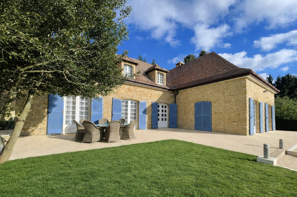 Maison serenite dordogne exterior front view monpazier southwest france