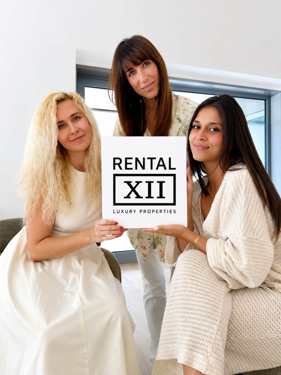 Team fondatore RENTAL12 — Anastasia, Floriana e Kristina nell'ufficio di Olbia