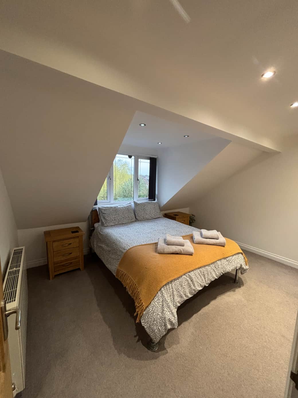 Front bedroom - Kingsize bed