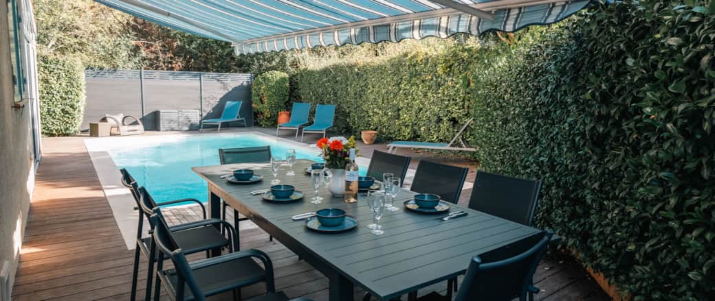 Poolside Dining Poolside Dining