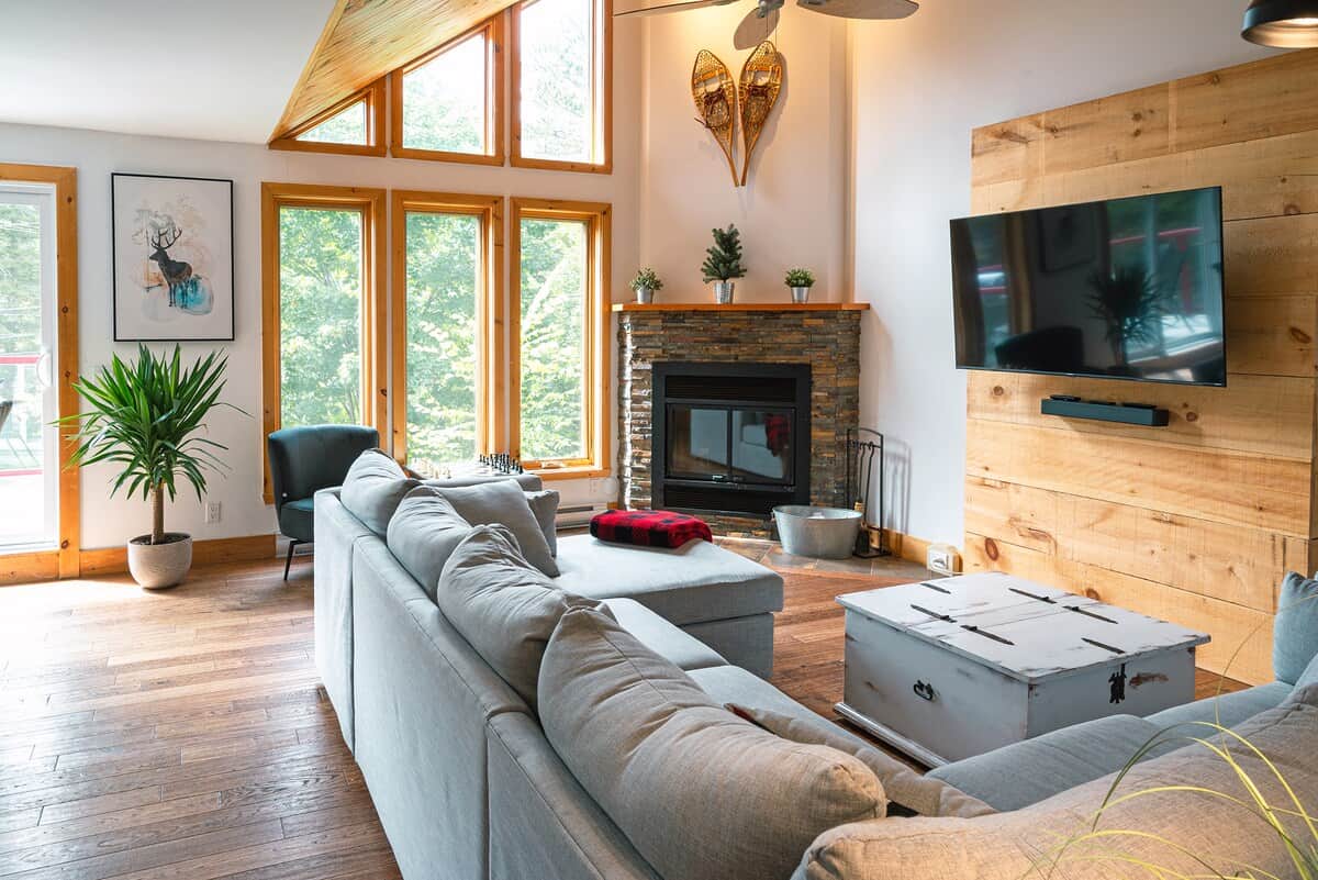 Salon avec foyer et vue sur la montagne de ski