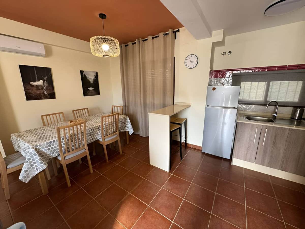 Comedor y cocina de la casa rural