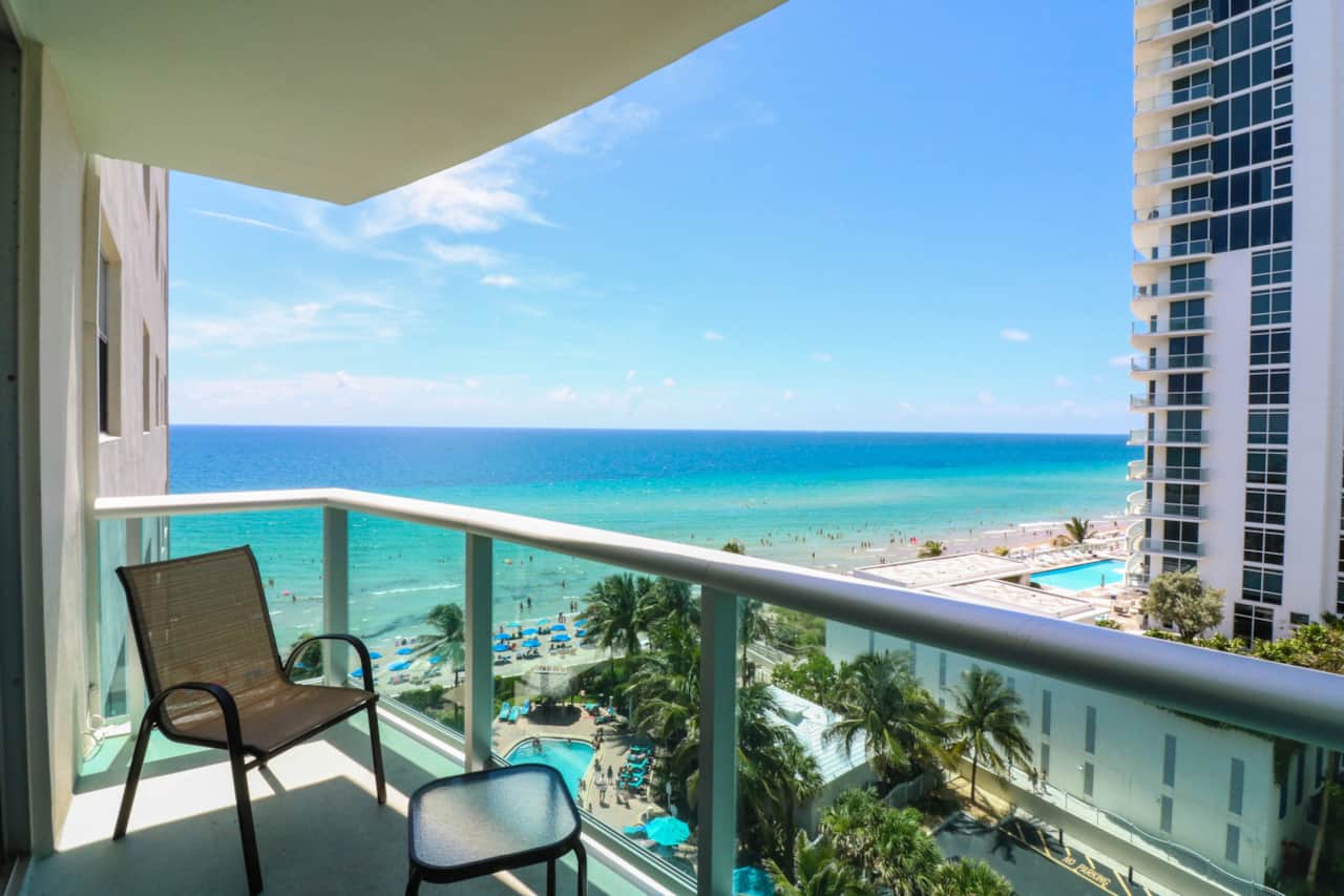 Balcón con vista al mar.